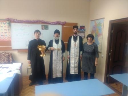 Окропление крещенской водой в период попразднества Богоявления Господня
