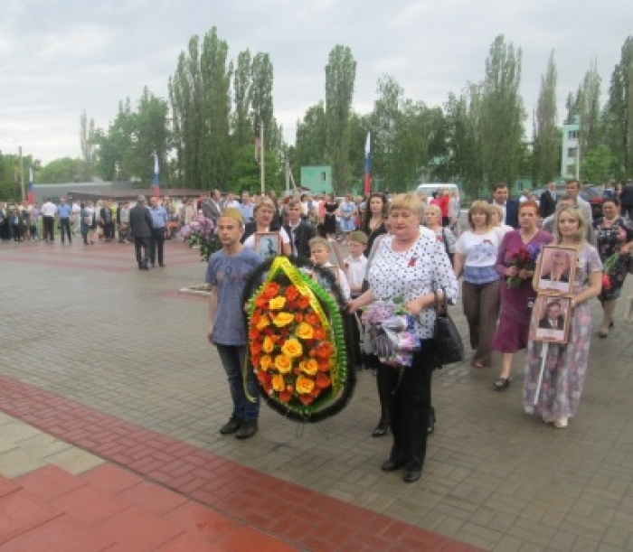 Торжественное возложение венка к Братской могиле